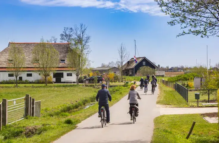 Mensen fietsen door de polder in Nederland