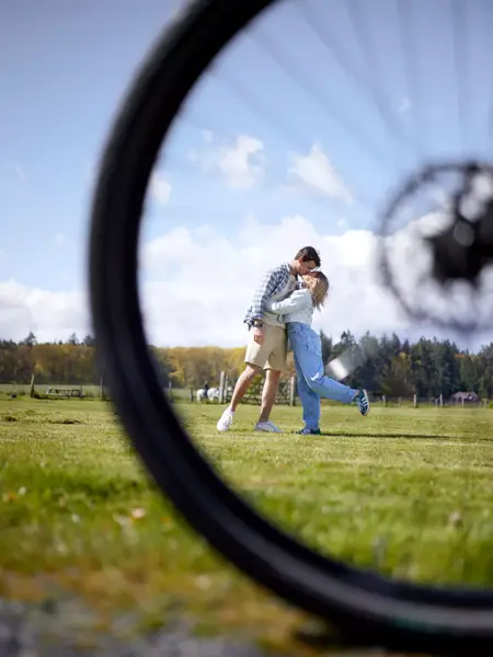 Koppel gefotografeerd door het wiel van een fiets