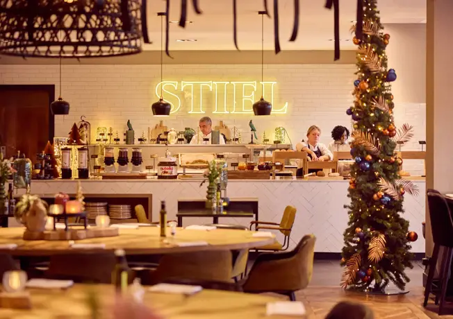 Restaurant gast met bediende