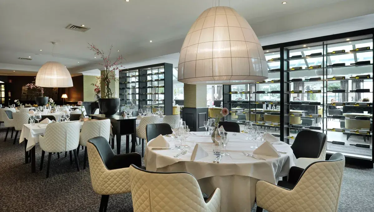 Restaurant - Weinschrank und Tische