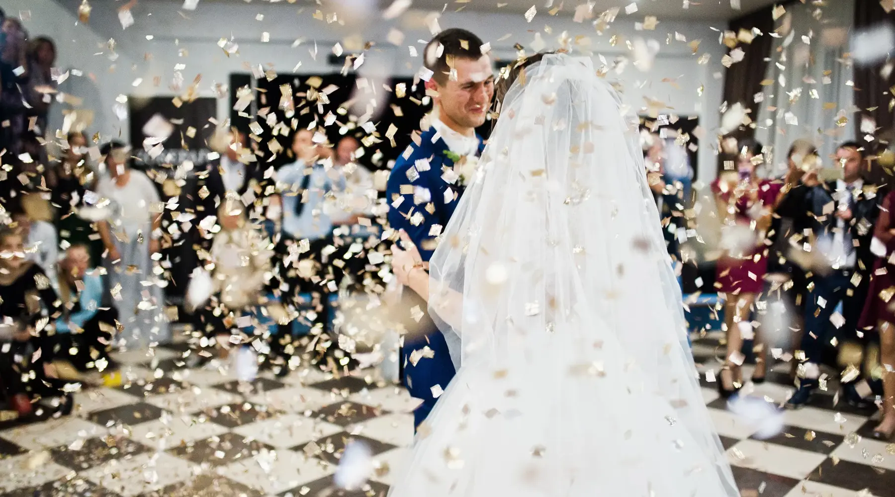 Koppel danst samen met confetti.