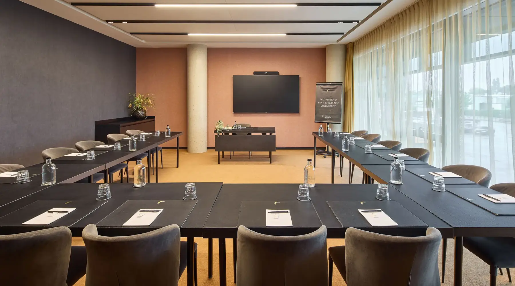 u-vorm opstelling tot 16 personen in zaal Oude Vismijn te Hotel Gent