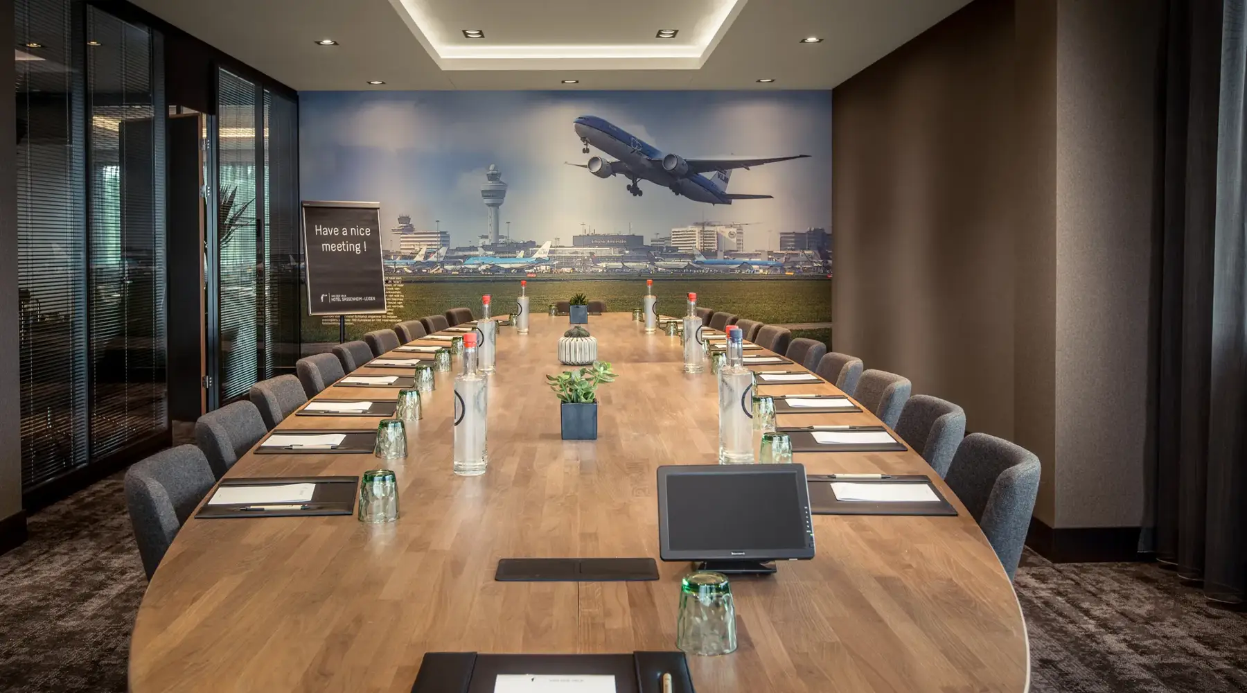 Boardroom im Hotel Sassenheim - Leiden. Im Hintergrund ein Foto eines KLM-Flugzeugs.