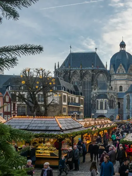 Der Dom von Aachen, mit Weihnachtsmarkt
