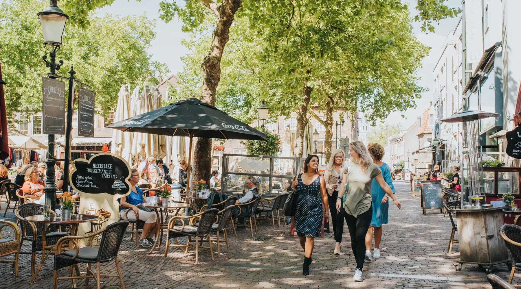 Rue avec toutes les terrasses et les gens à Amersfoort.