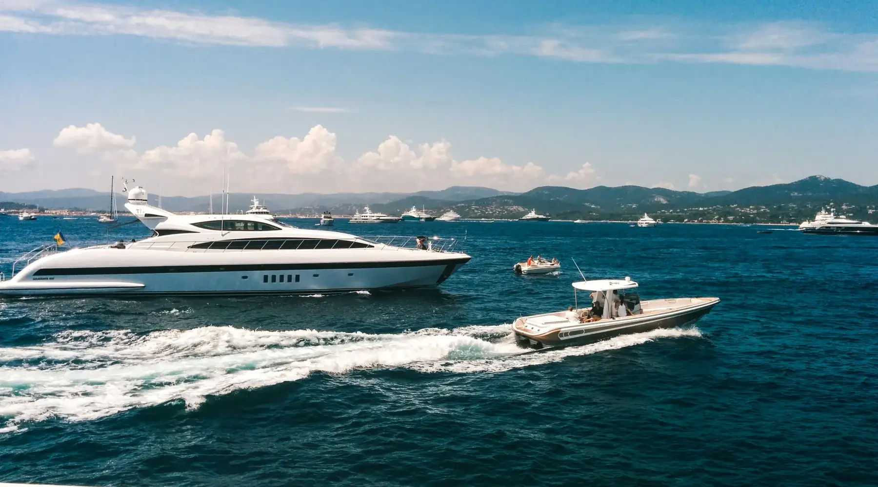 Luxe jachten voor de kust van Saint-Tropez