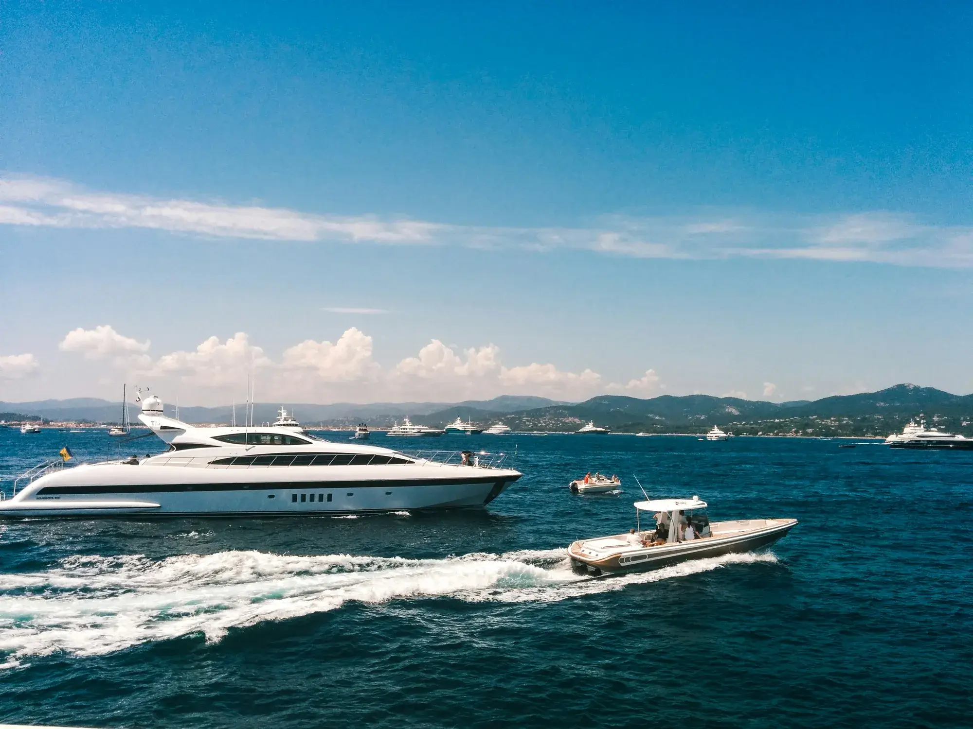 Yachts de luxe au large de Saint-Tropez