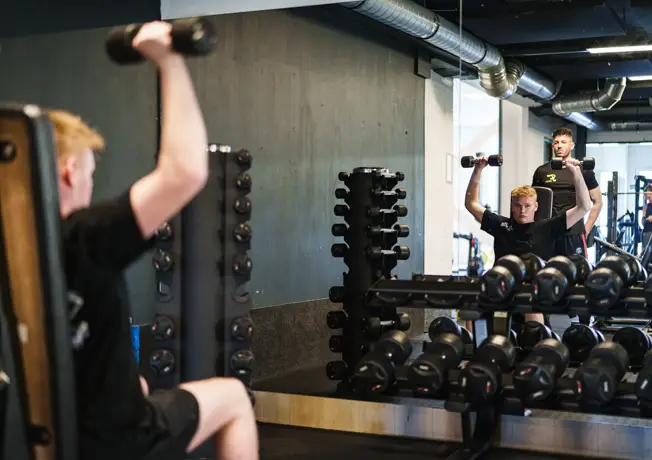 iemand die gewichtjes aan het heffen is