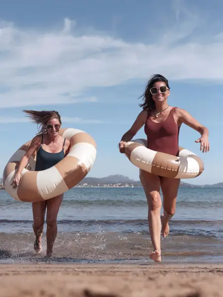 2 Mädchen rennen am Strand