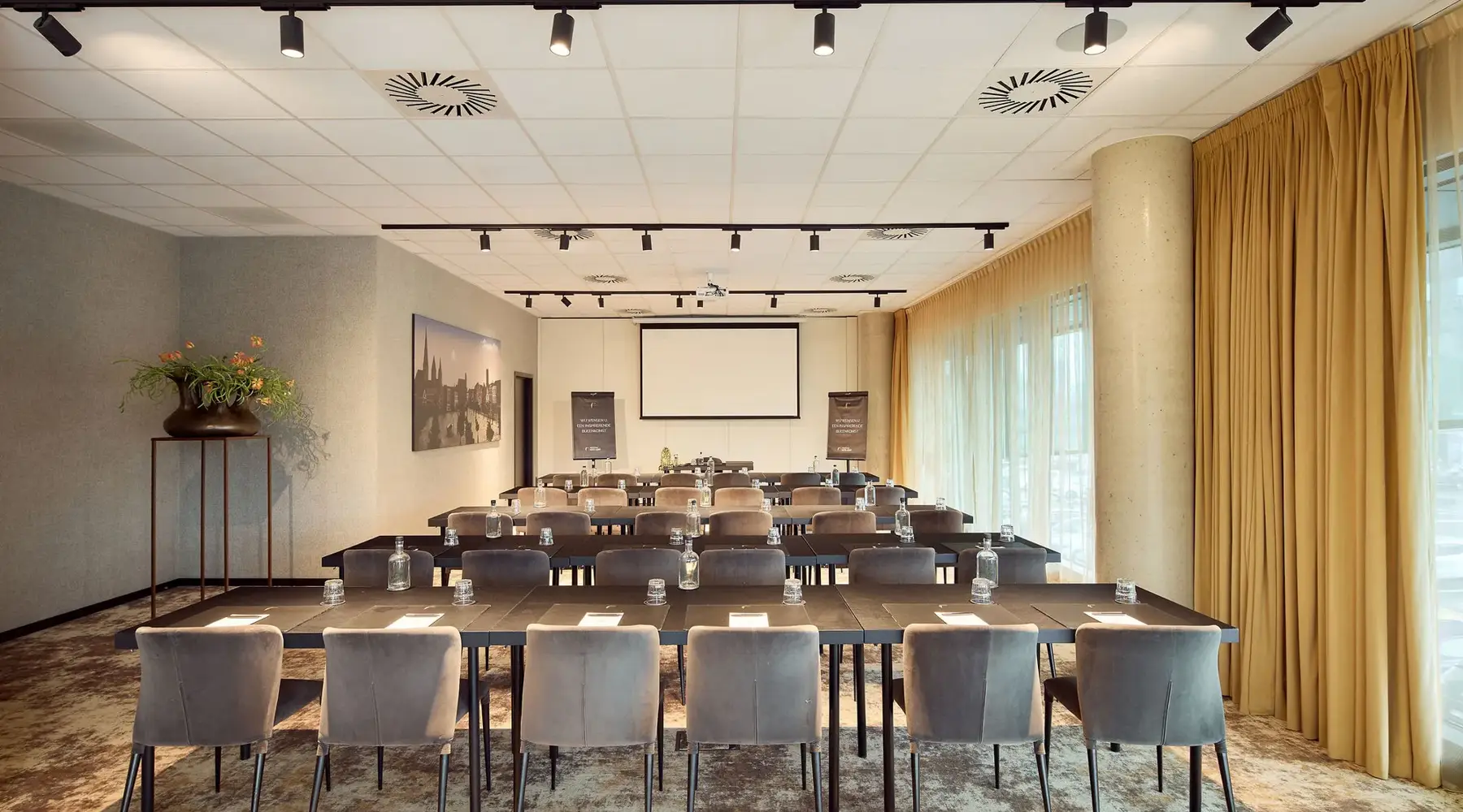 school-opstelling zaal Vrijdagmarkt in Hotel Gent
