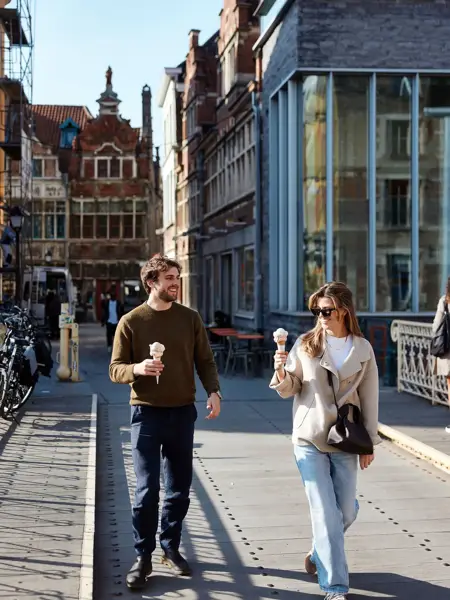 Stel op straat in Gent met een ijsje